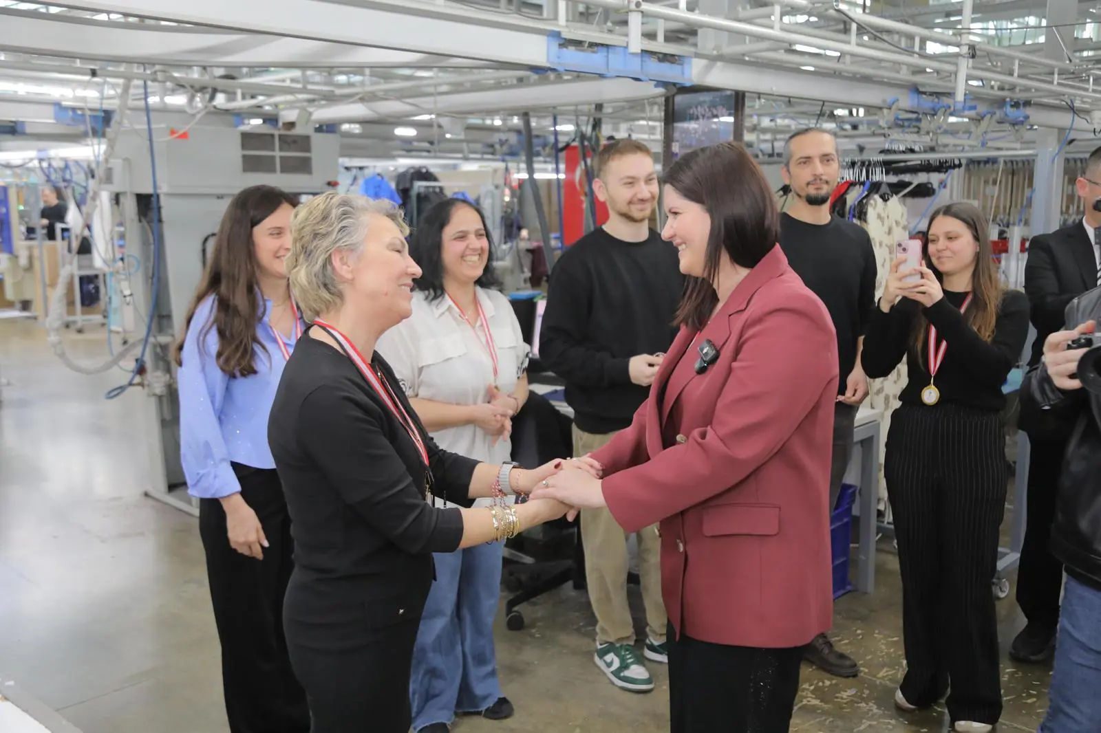 BAŞKAN GENCAN’A SEVGİ SELİ: FABRİKALARDA KADIN DAYANIŞMASI galeri görseli